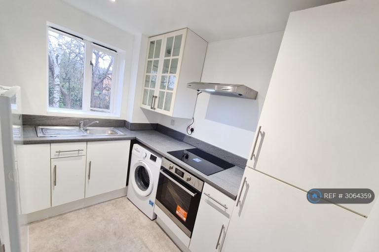 Flat Ruston Road in Greater London