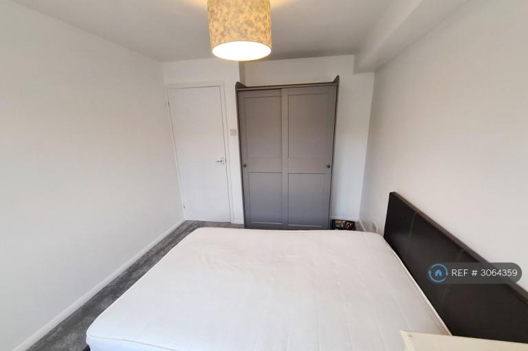 Flat Ruston Road in Greater London