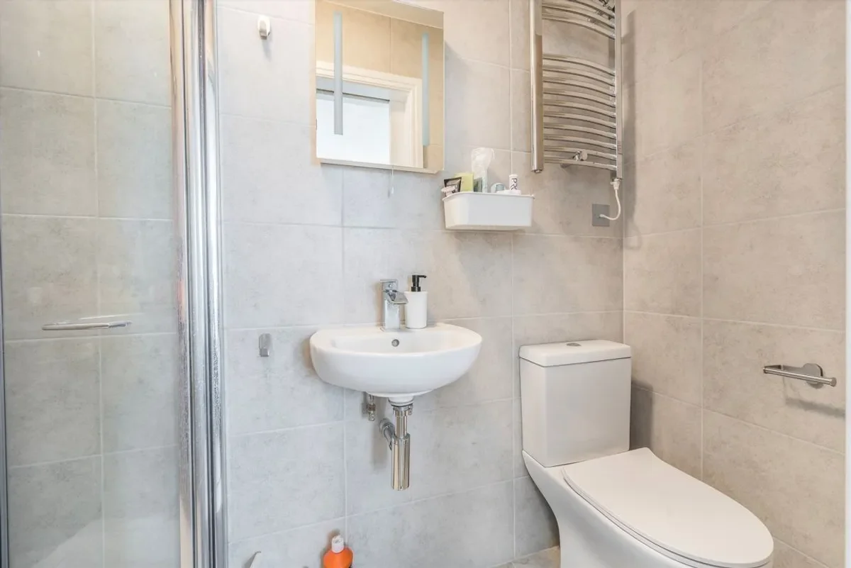 Flat Castletown Road in Greater London