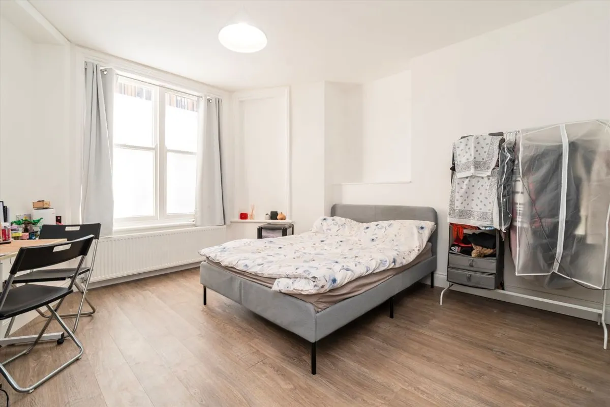 Flat Castletown Road in Greater London