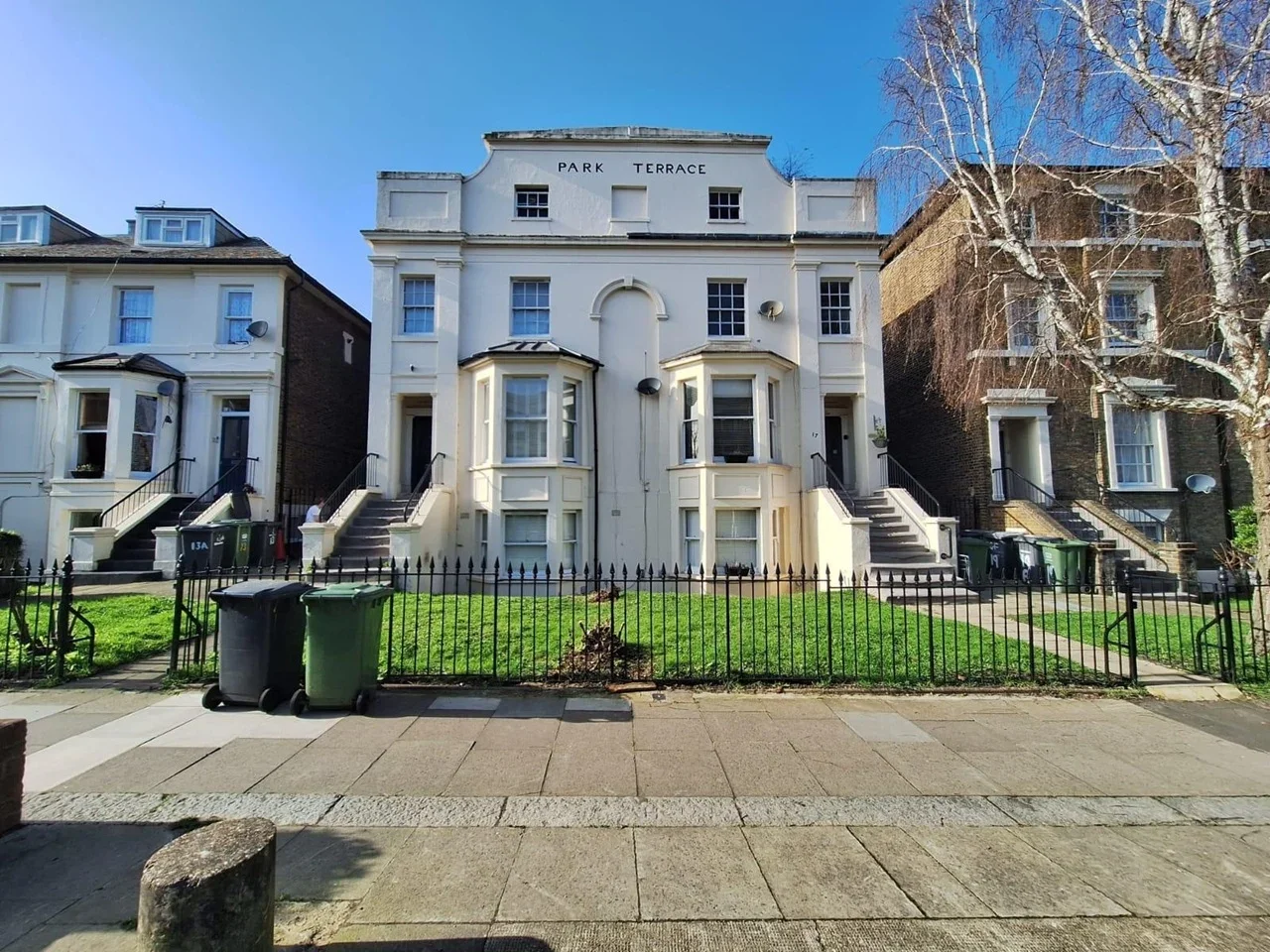 Flat Shrublands Close in Greater London