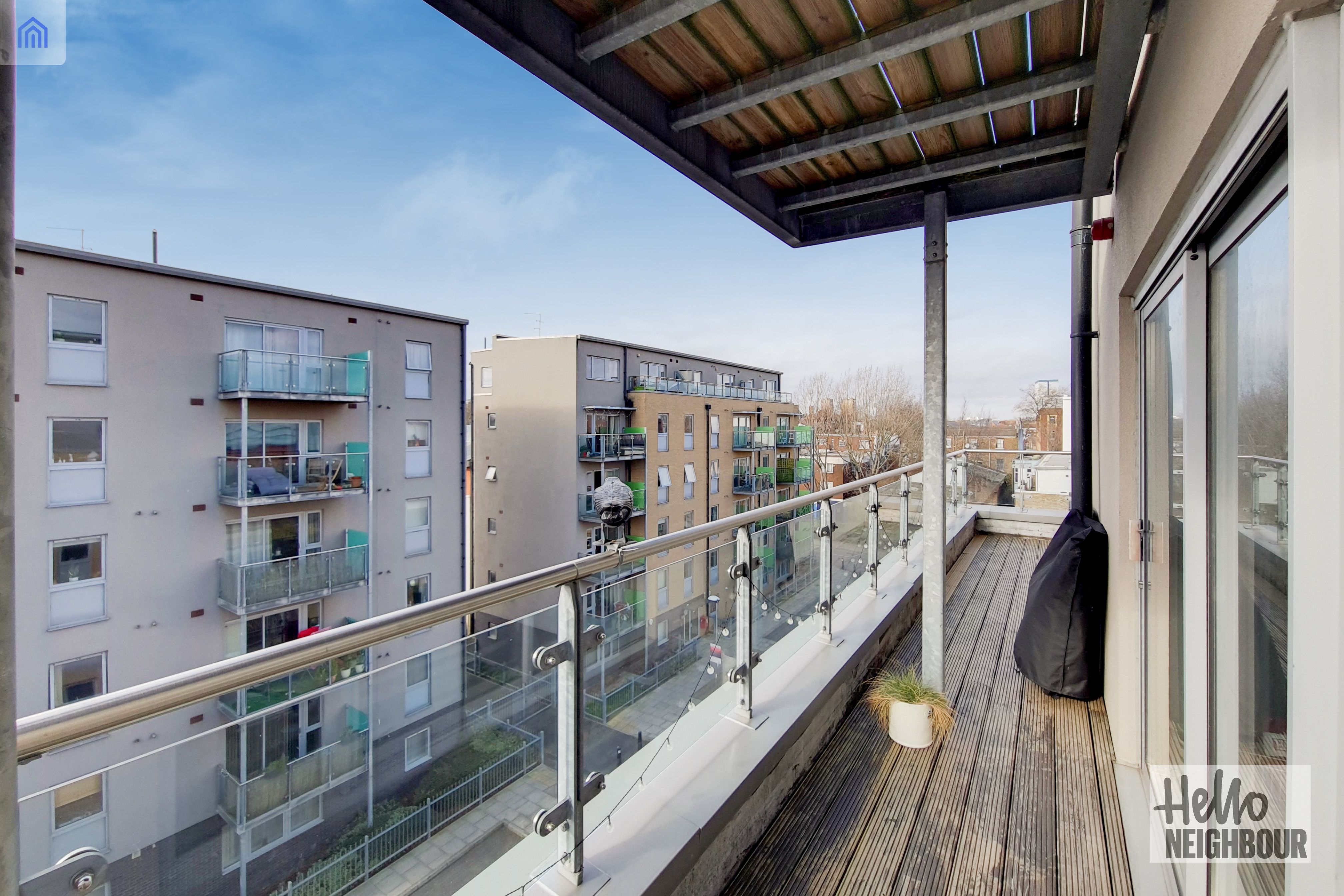 Flat Merchant Street in Greater London