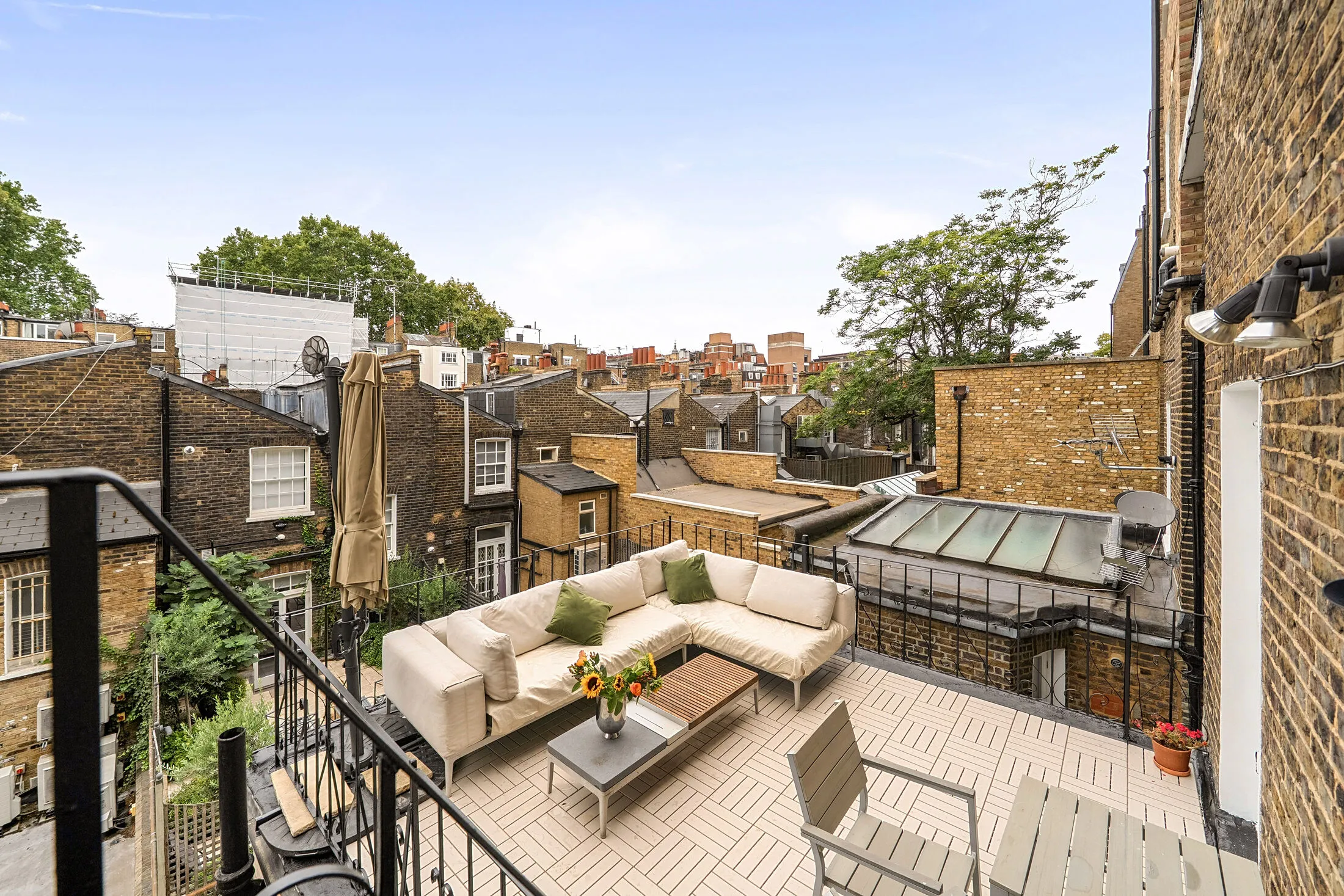 Flat Beauchamp Place in Greater London