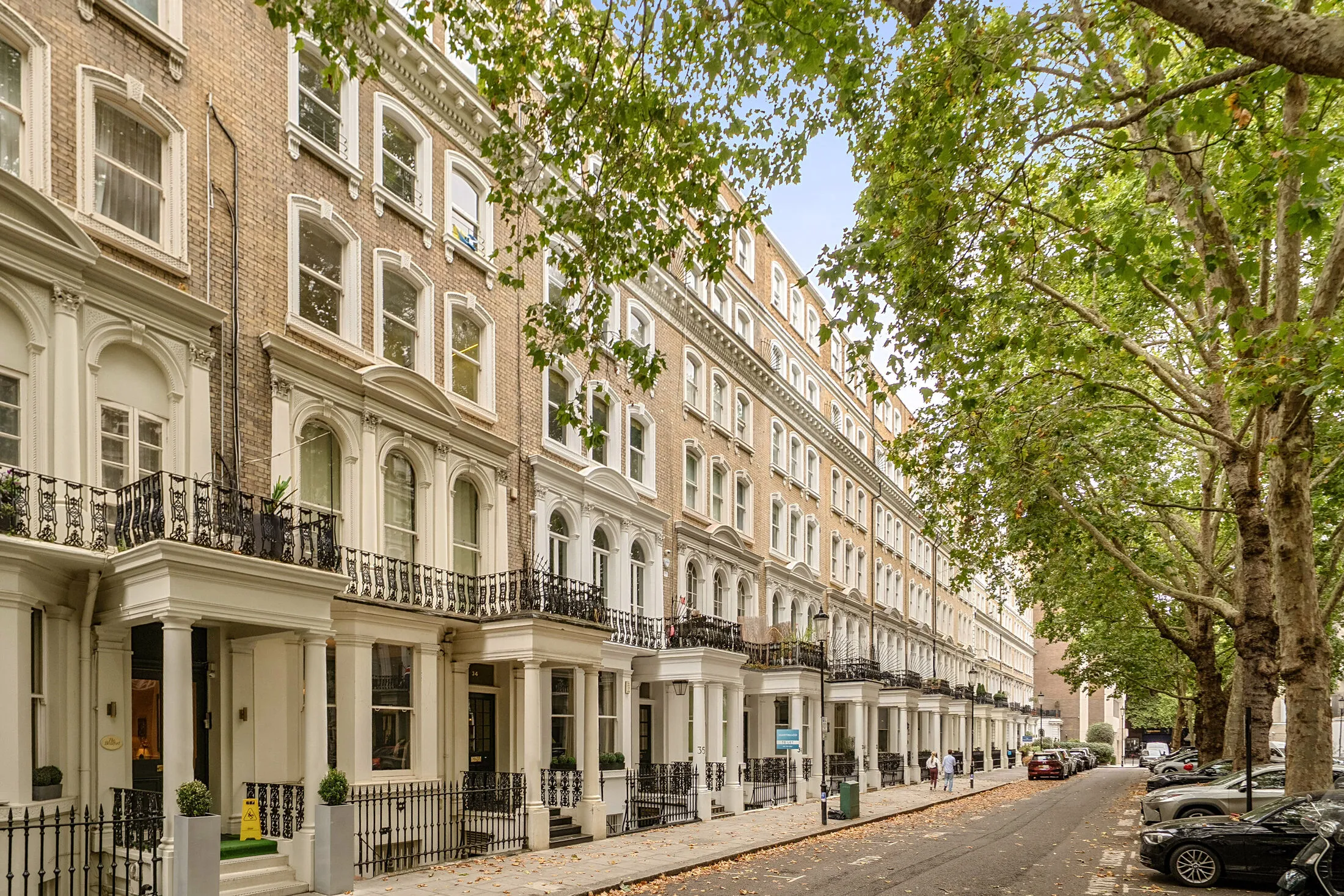 Flat Beauchamp Place in Greater London