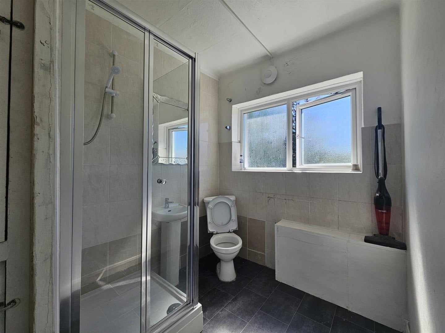 Flat Rugby Close in Greater London