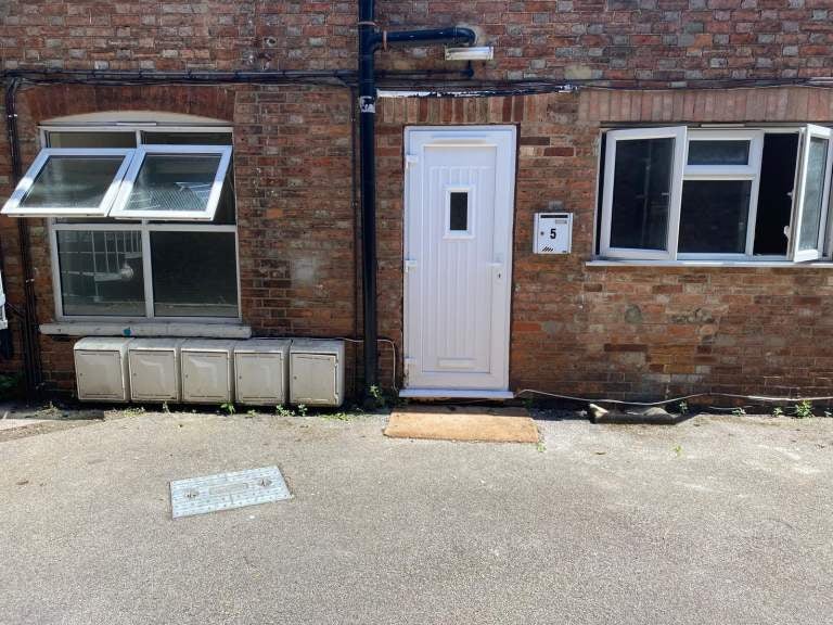 Flat Woburn Road in Wootton
