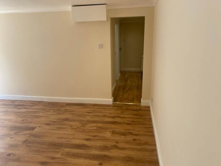 Flat Woburn Road in Wootton