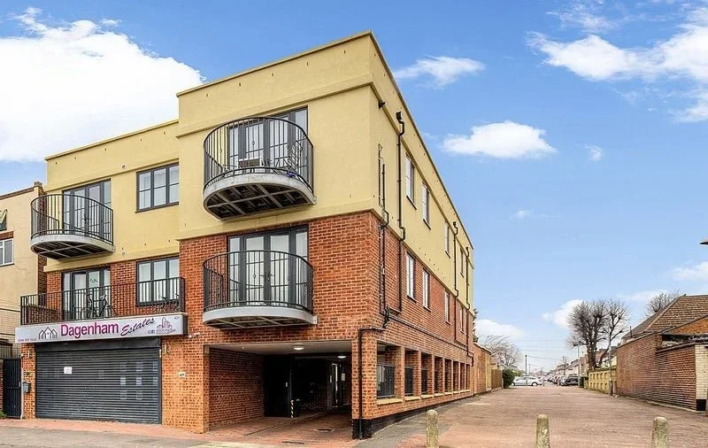 Flat Becontree Avenue in Greater London