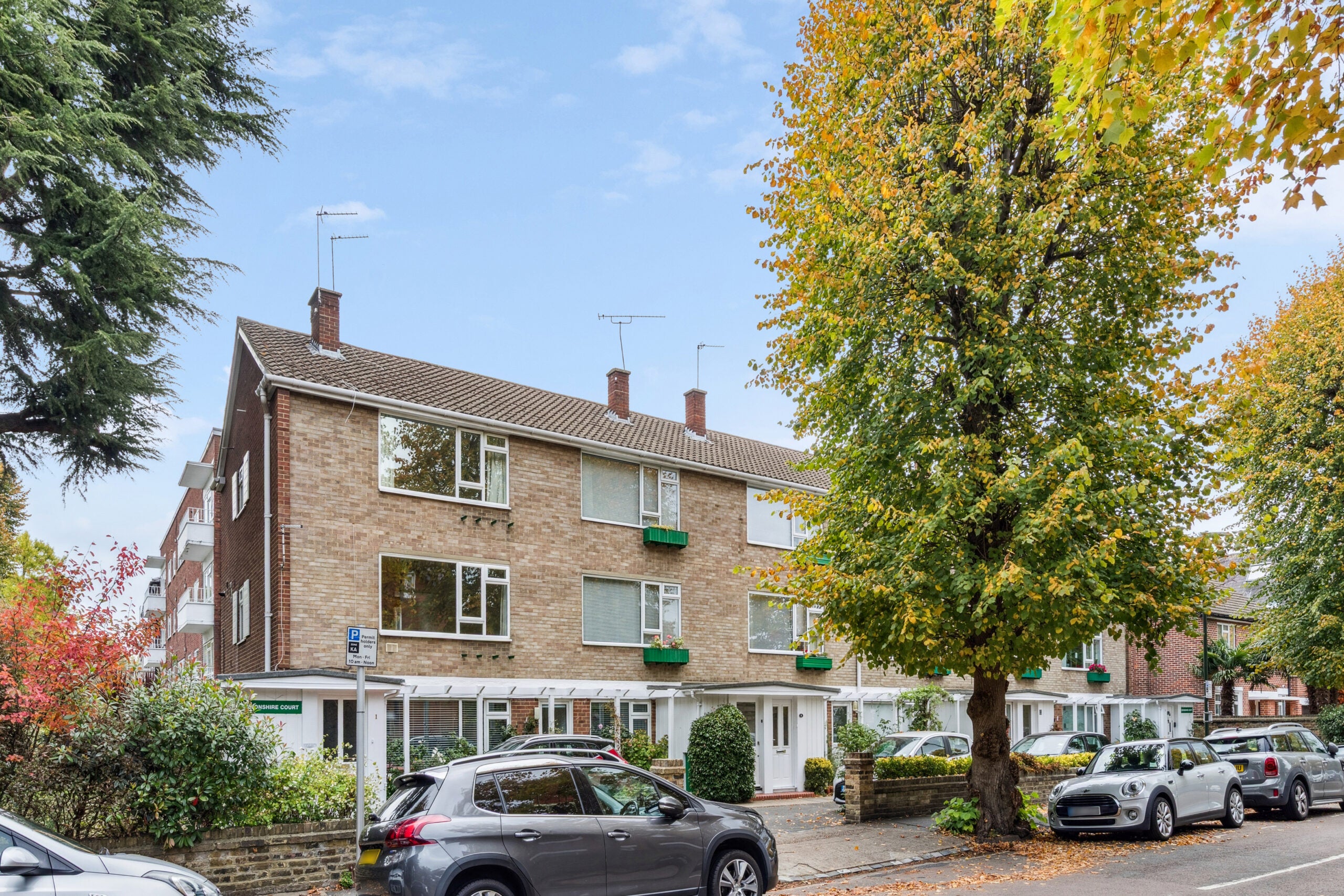 Flat Holmesdale Road in Greater London