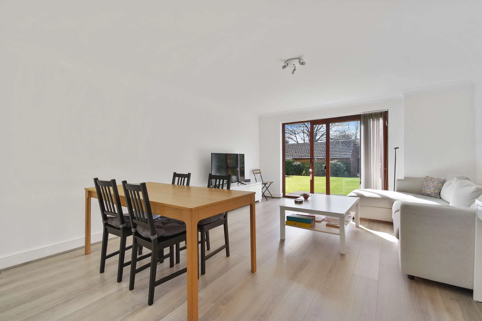 Flat Murray Road in Greater London