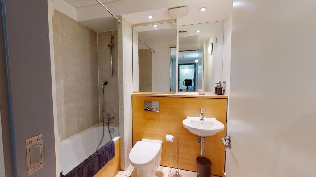 Flat West Parkside in Greater London