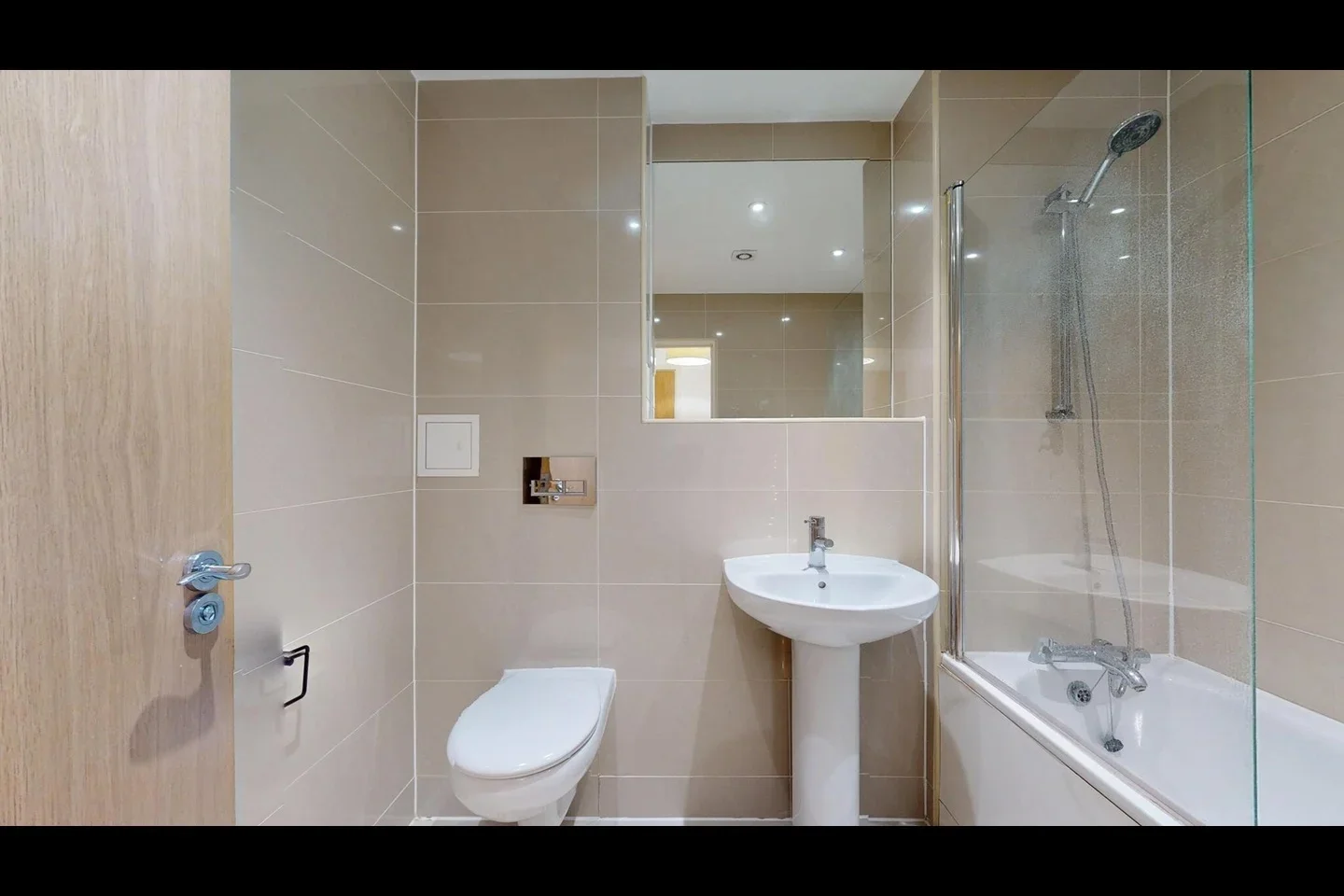 Flat Greenhill Way in Greater London