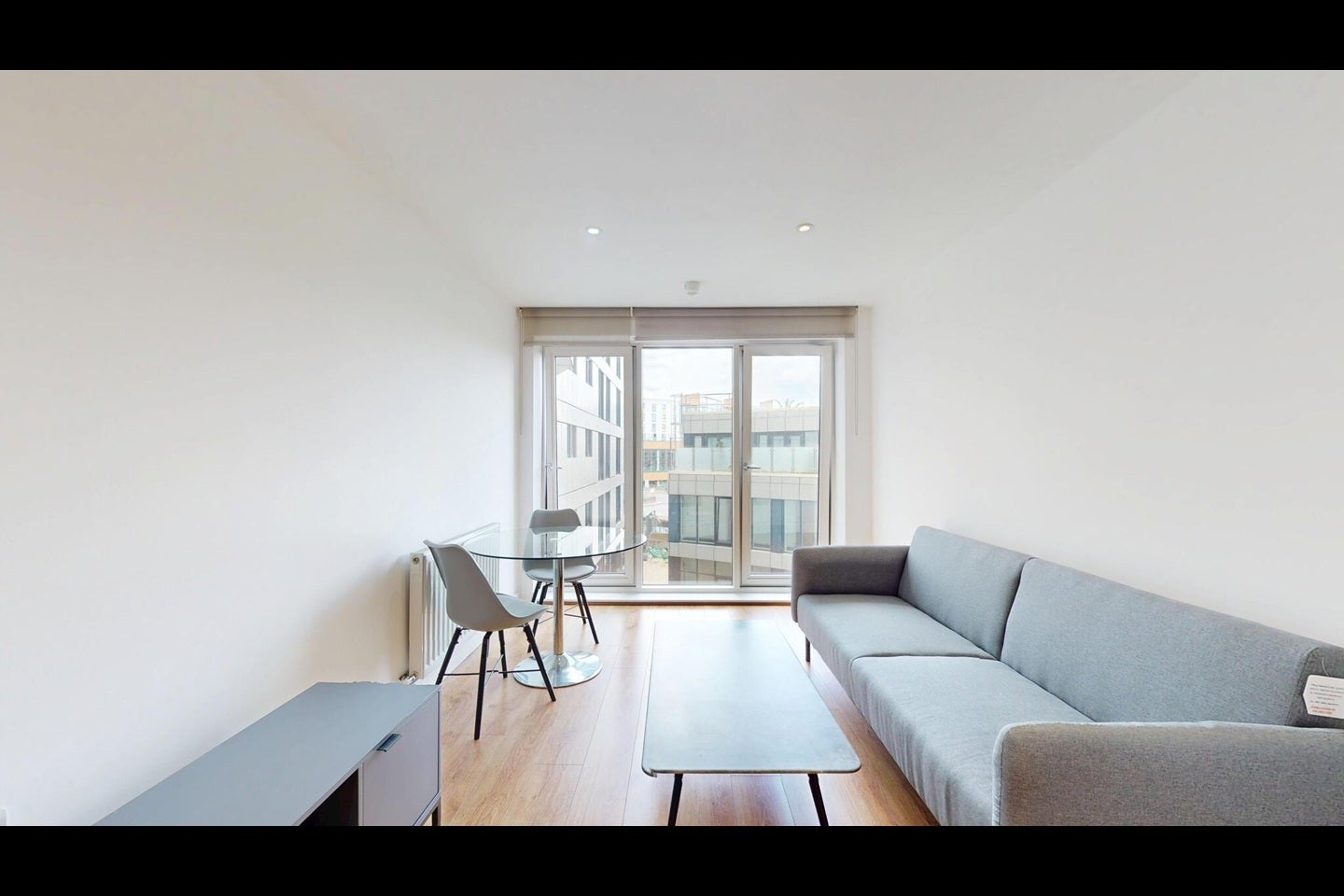 Flat Greenhill Way in Greater London