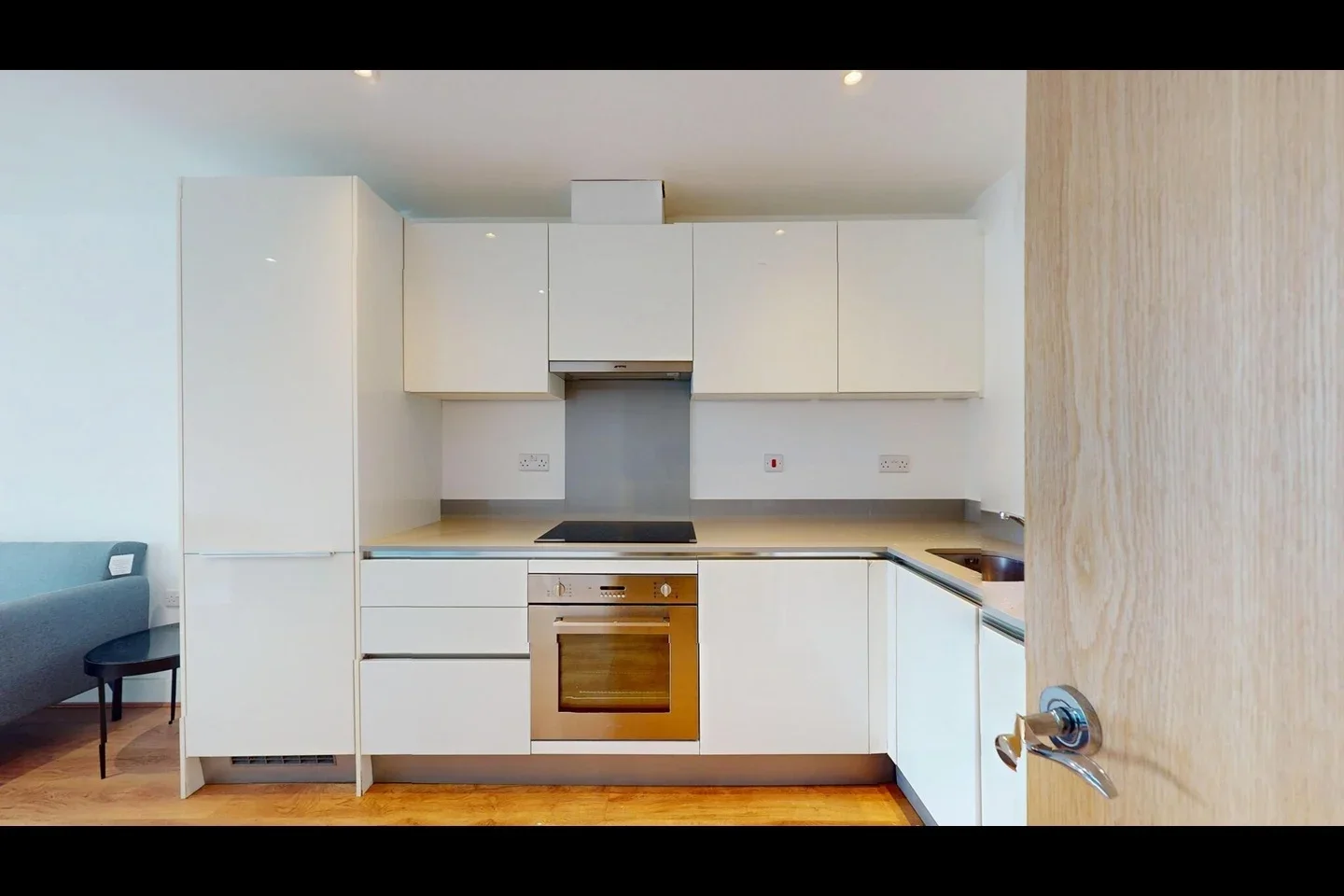 Flat Greenhill Way in Greater London