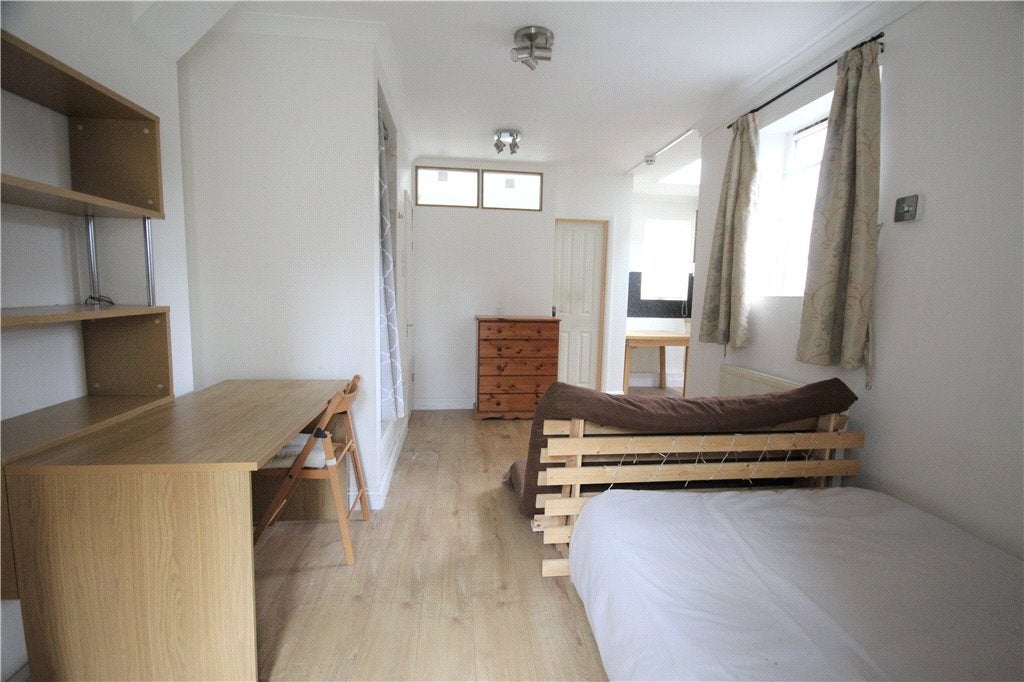 Flat Larchwood Drive in Borough of Runnymede
