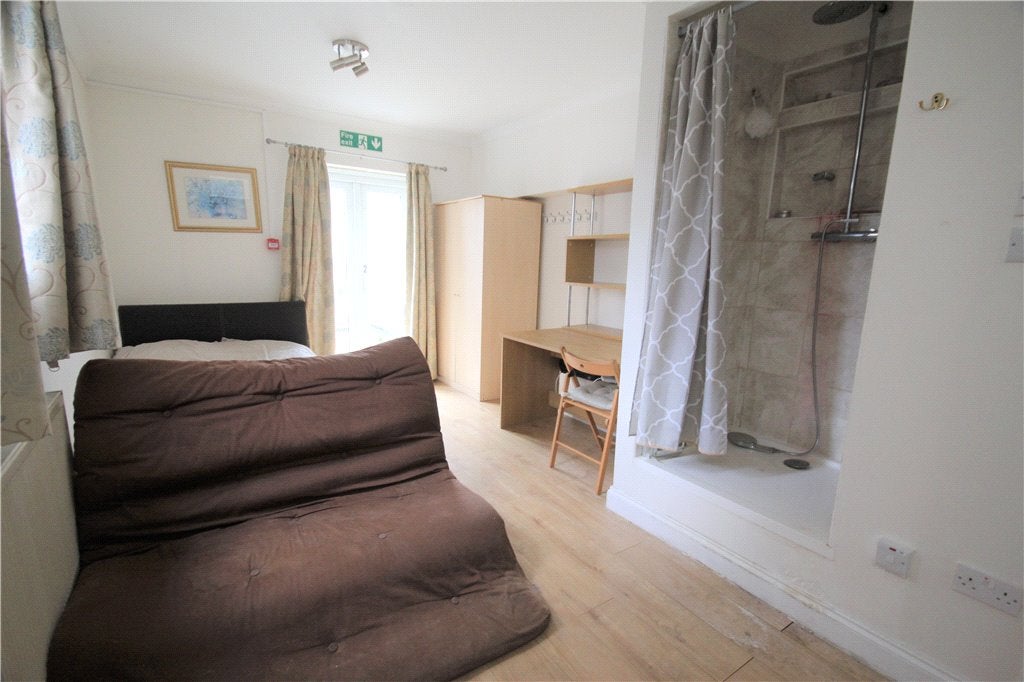Flat Larchwood Drive in Borough of Runnymede