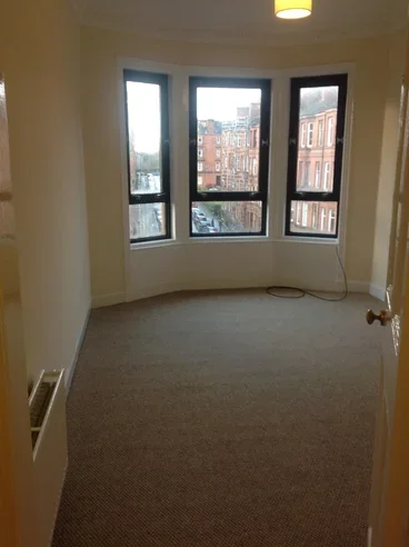 Flat Kildonan Drive in Glasgow
