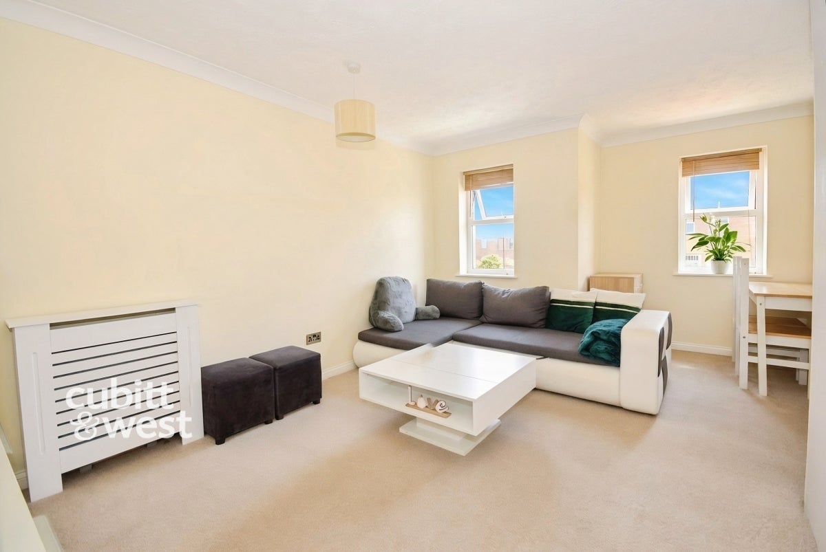 Flat Knights Manor Way in Dartford