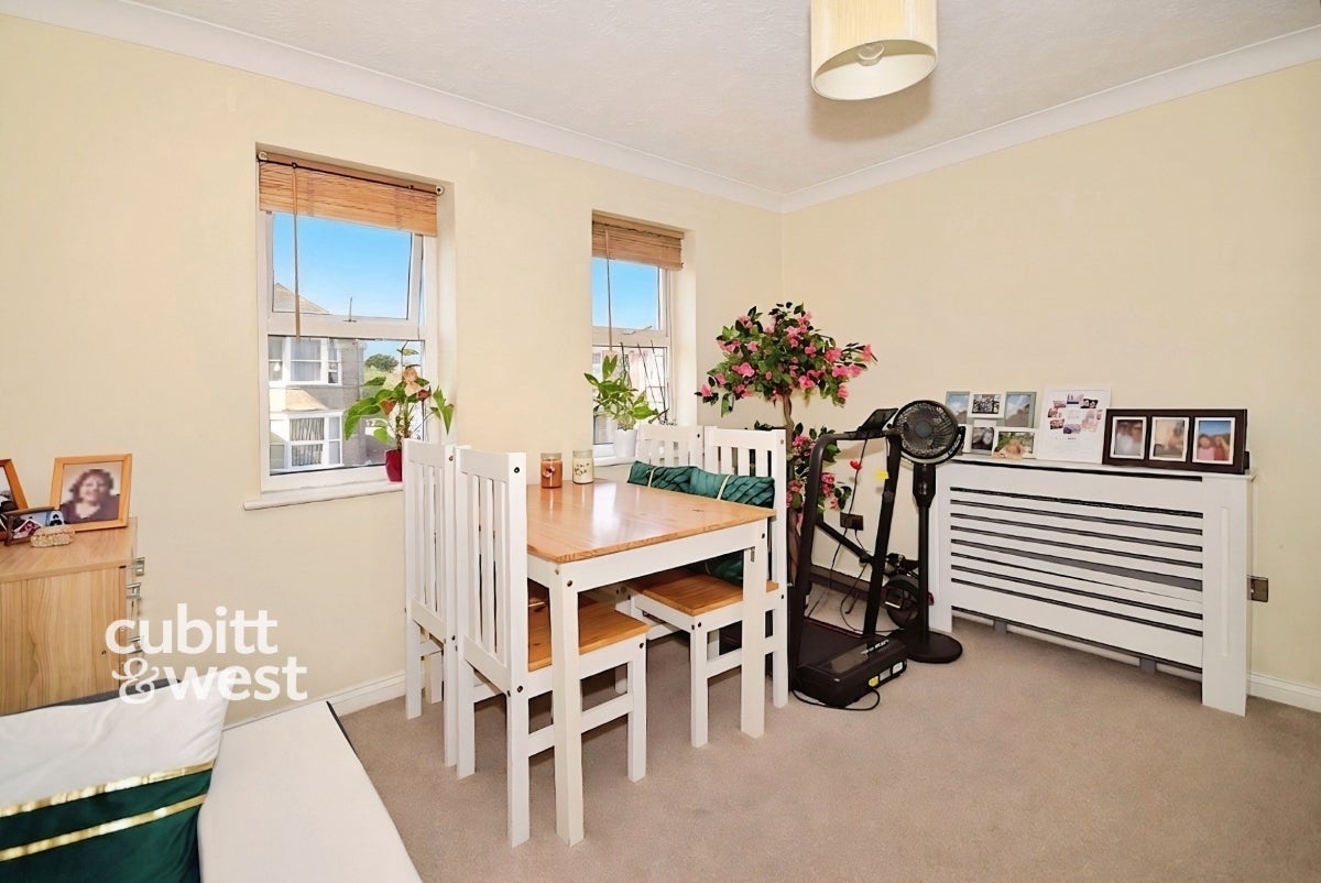 Flat Knights Manor Way in Dartford
