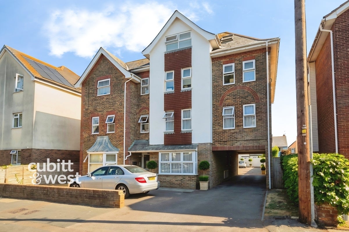 Flat Knights Manor Way in Dartford