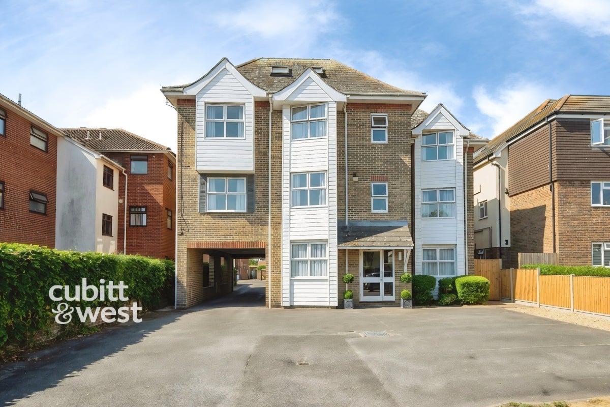 Flat Knights Manor Way in Dartford