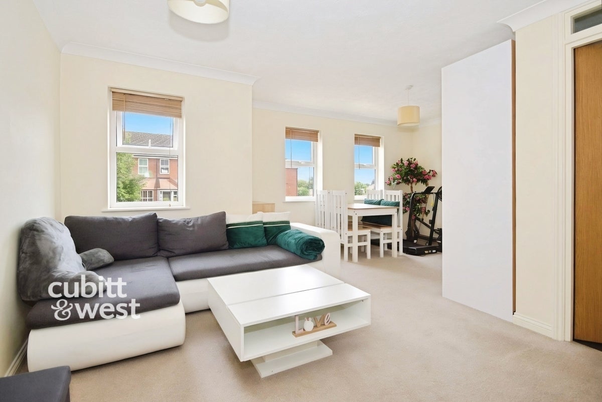 Flat Knights Manor Way in Dartford