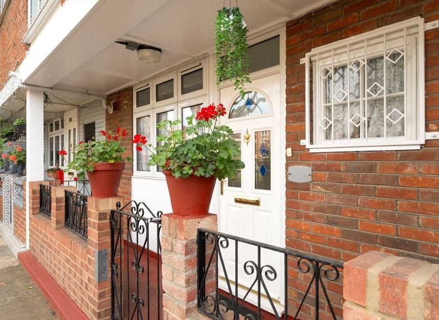 Flat Morant Street in Greater London