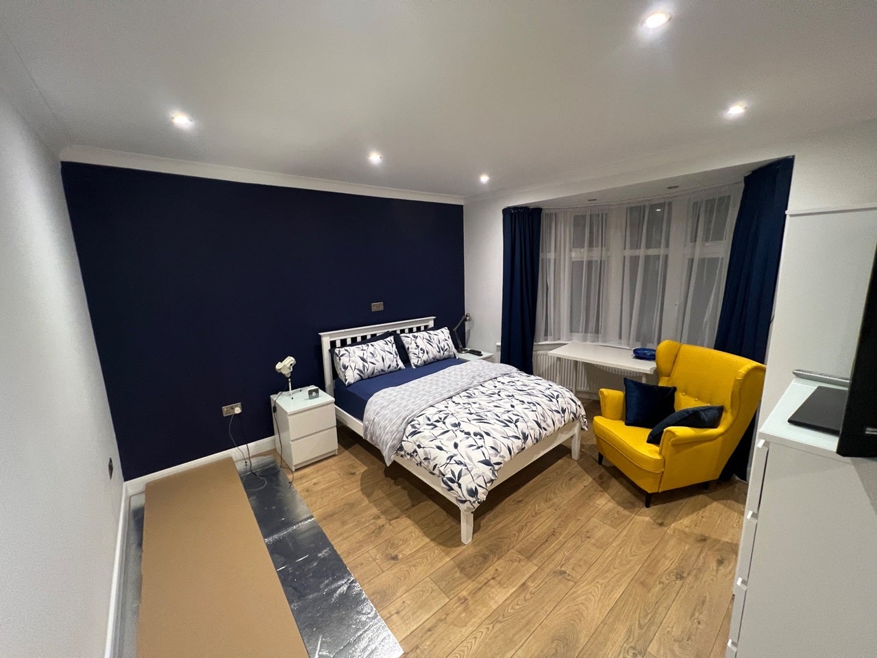 Room Wood End Avenue in Greater London