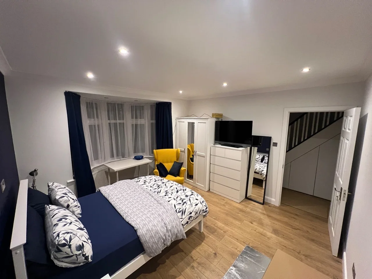 Room Wood End Avenue in Greater London