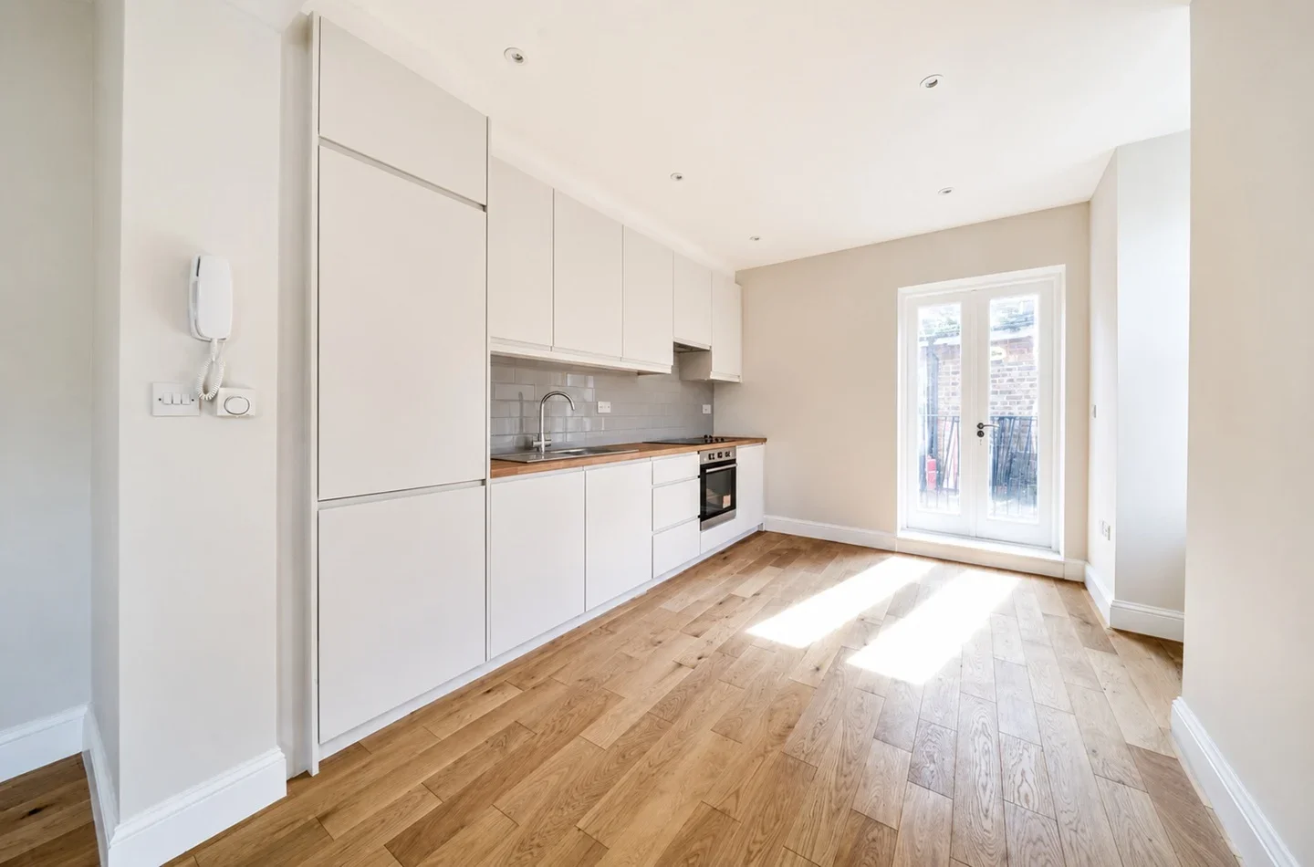 Flat Berrymead Gardens in Greater London