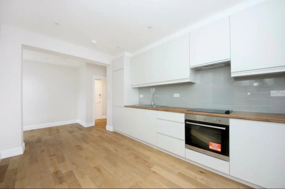 Flat Berrymead Gardens in Greater London