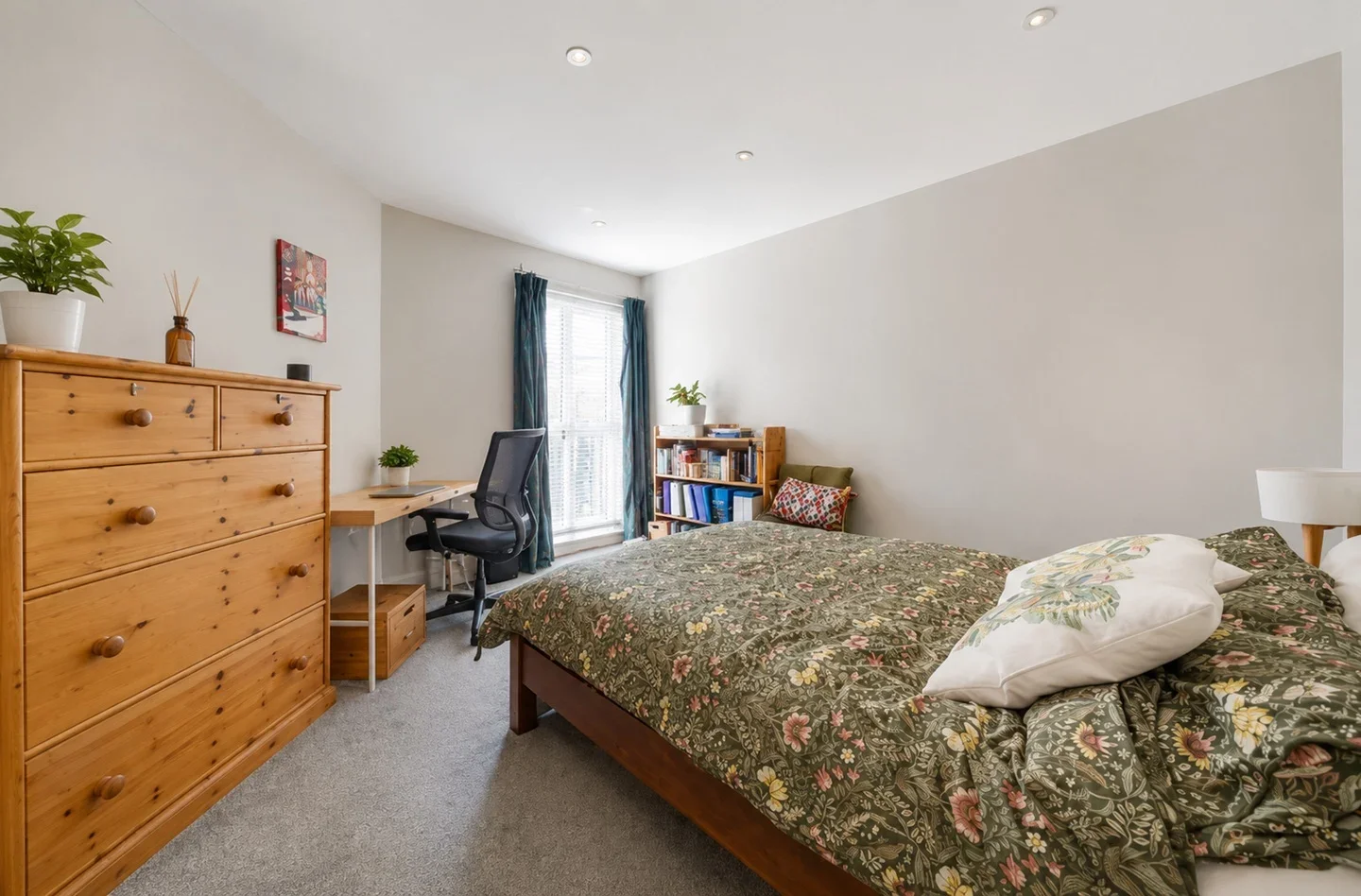 Flat Berrymead Gardens in Greater London