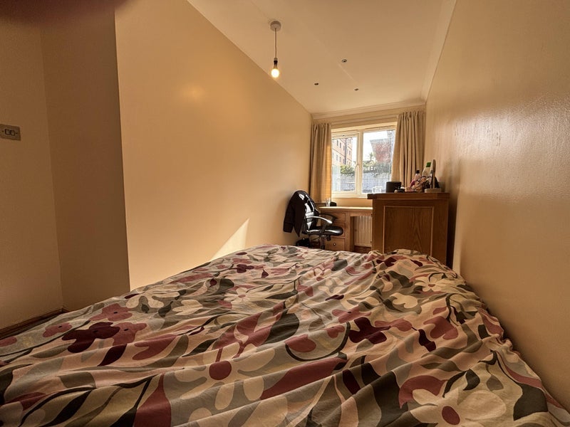 Room Burdett Street in Greater London