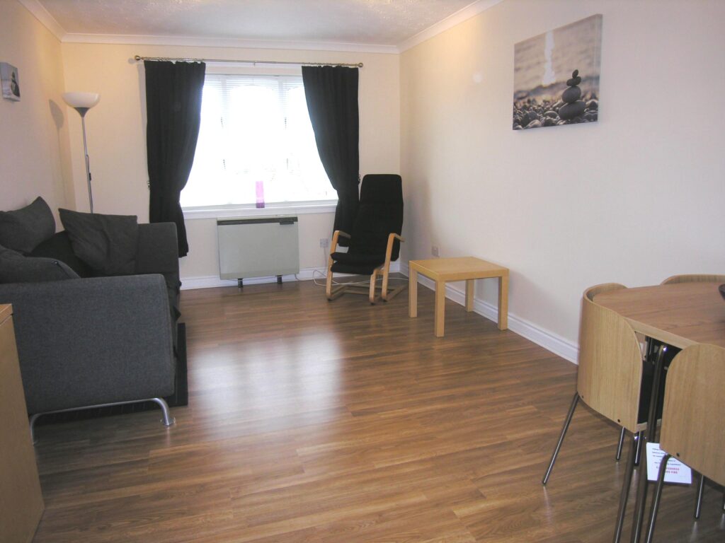 Flat Burnfield Gardens in Giffnock