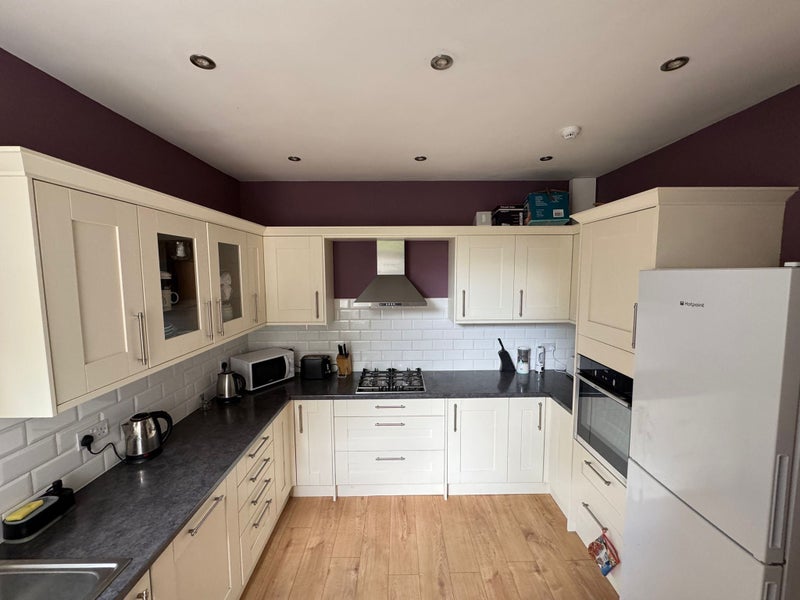 Room Sidney Avenue in Greater London