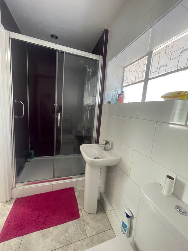 Room Sidney Avenue in Greater London