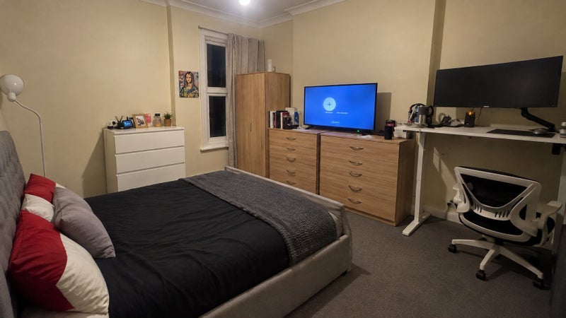 Room Sidney Avenue in Greater London
