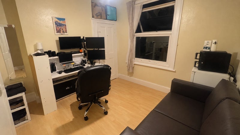 Room Sidney Avenue in Greater London