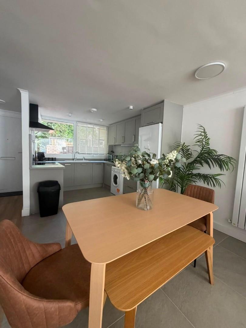 Flat Ferdinand Street in Greater London