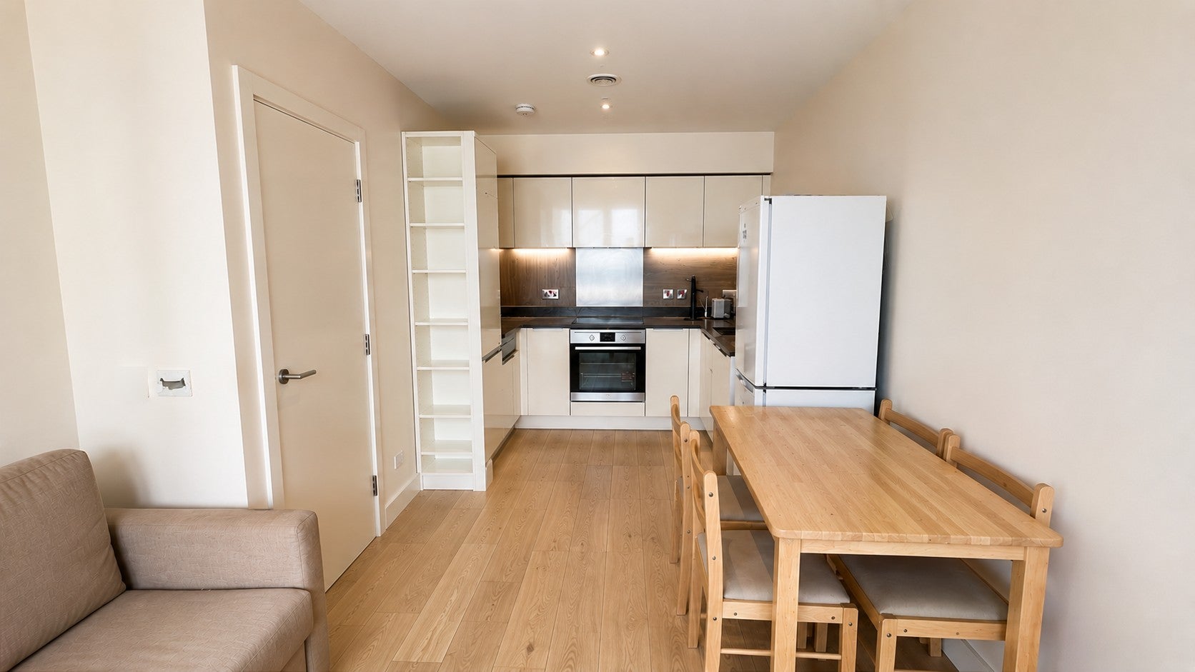 Flat Capitol Way in Greater London