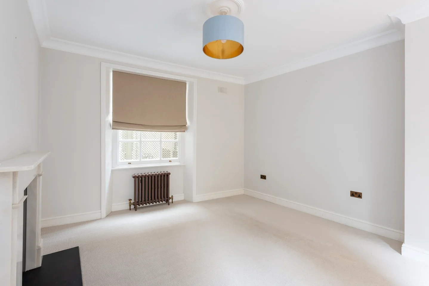 Flat Holland Place in Greater London