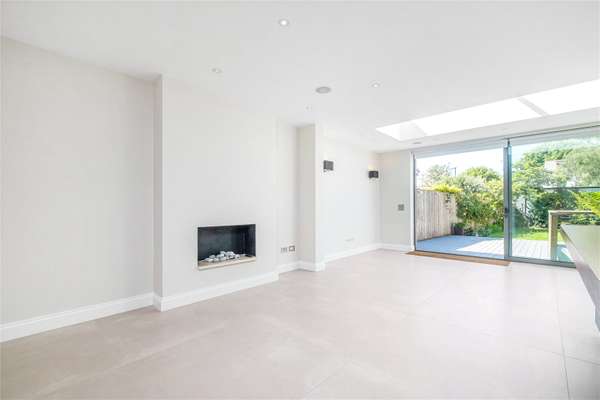 House Melville Road in Greater London