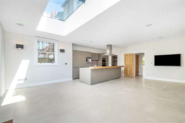 House Melville Road in Greater London