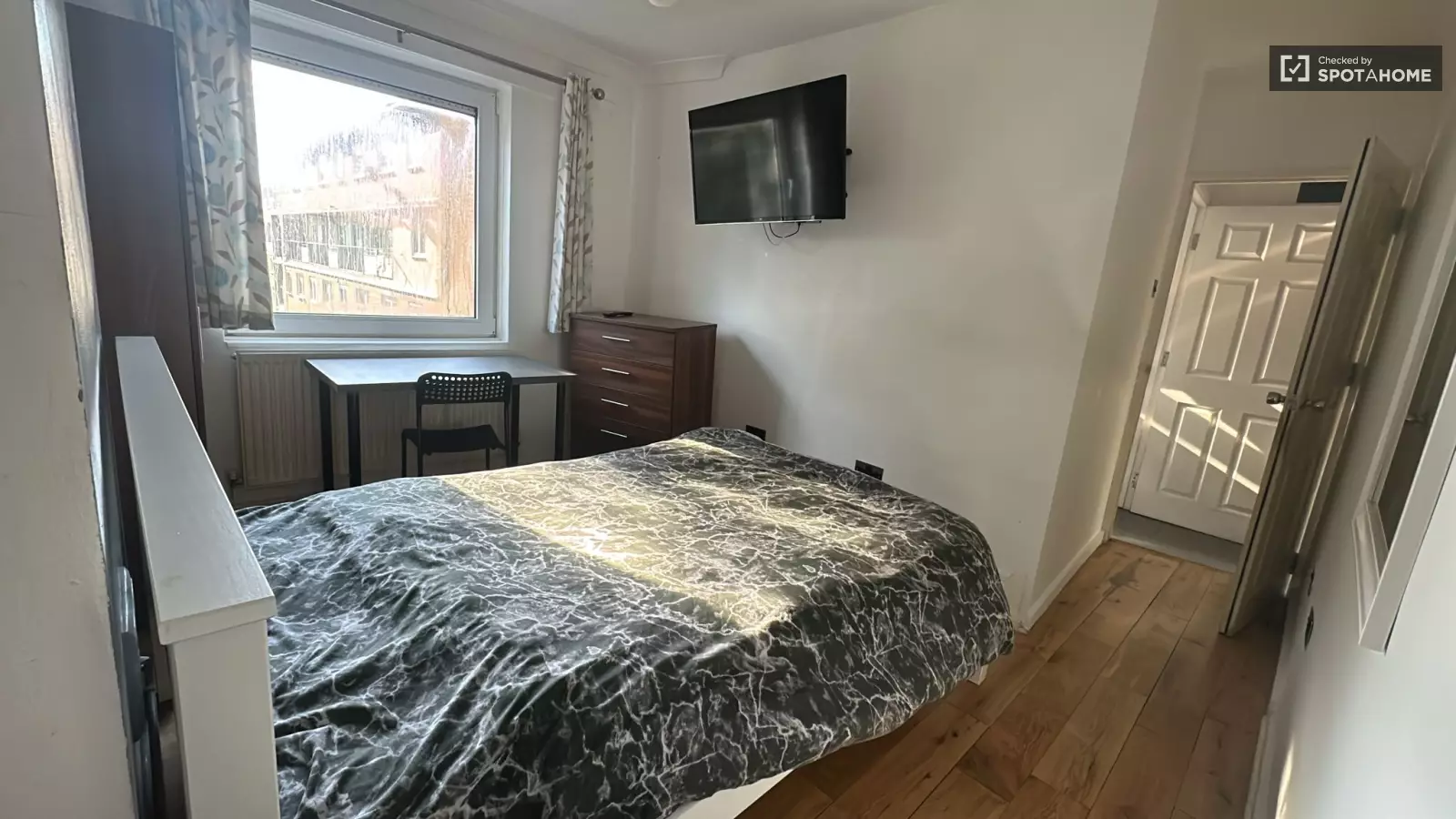 Flat Swanton Gardens in Greater London