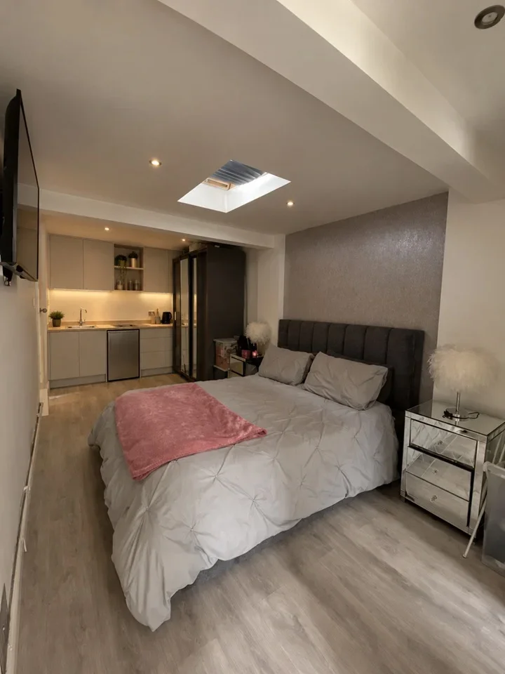 Flat Brooklyn Avenue in Greater London