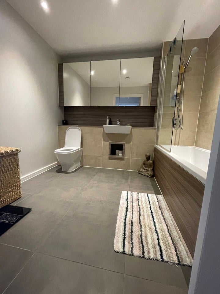 Flat Hammersley Road in Greater London