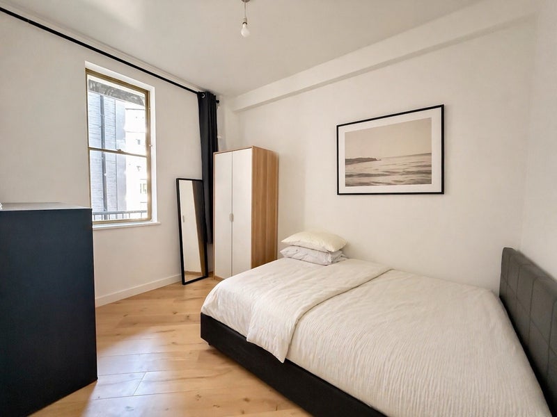 Room Commercial Road in Greater London