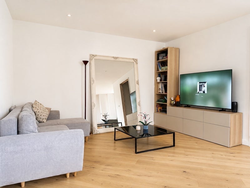 Room Commercial Road in Greater London
