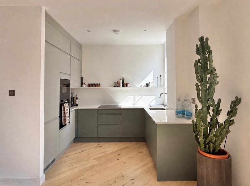 Room Commercial Road in Greater London