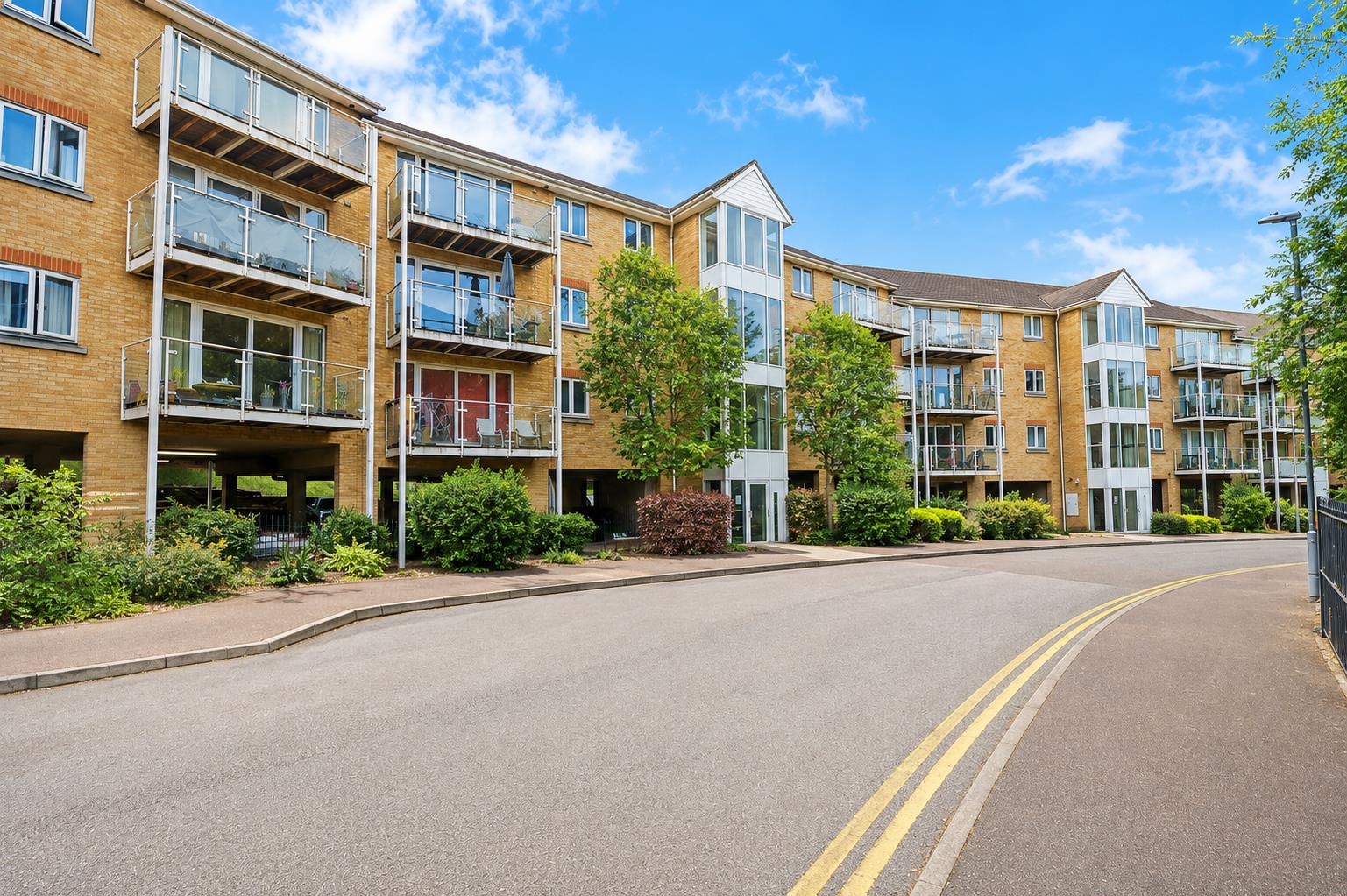 Flat Foxglove Way in Luton